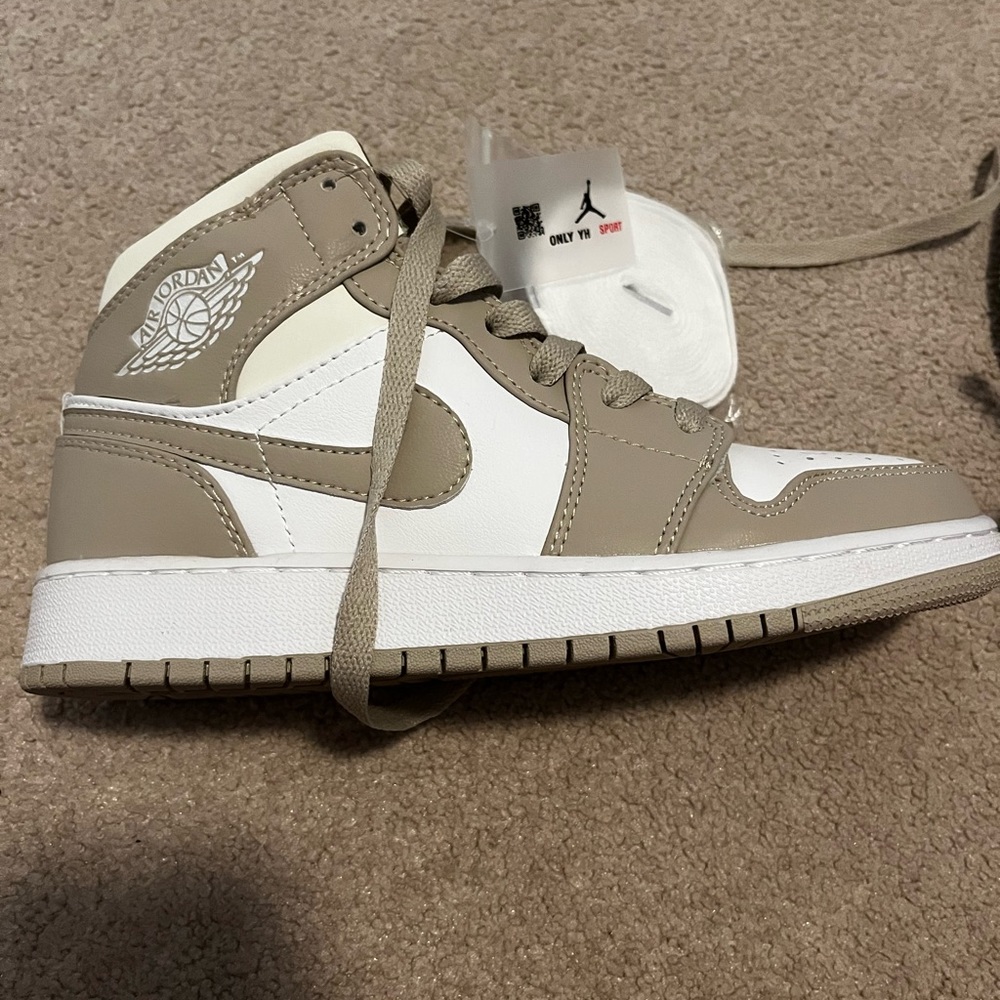 Air Jordan 1 Mid “College Grey”